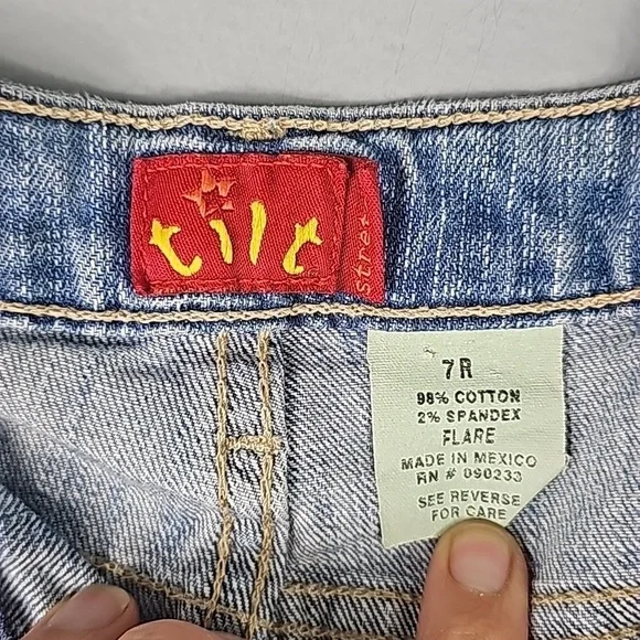 Tilt Low Rise Frayed Cuff Hem Jean Shorts Size: 7 - Picture 6 of 7